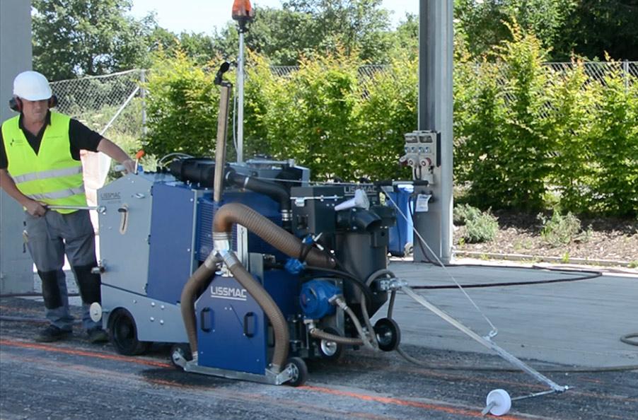 Powerful floor saw for the toughest building site use in a compact